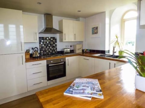 Cottage | Private kitchen | Stovetop, dishwasher, highchair, cookware/dishes/utensils