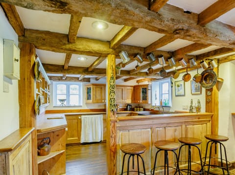 Cottage | Private kitchen | Microwave, stovetop, dishwasher, cookware/dishes/utensils