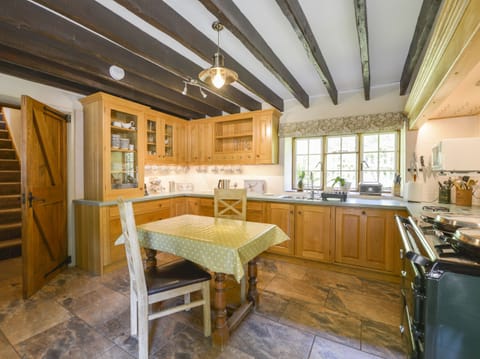 Cottage | Private kitchen | Microwave, stovetop, dishwasher, highchair