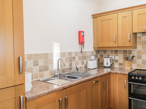 Cottage | Private kitchen | Microwave, stovetop, dishwasher, electric kettle
