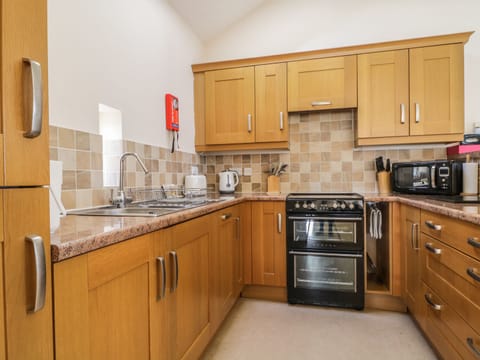 Cottage | Private kitchen | Microwave, stovetop, dishwasher, electric kettle