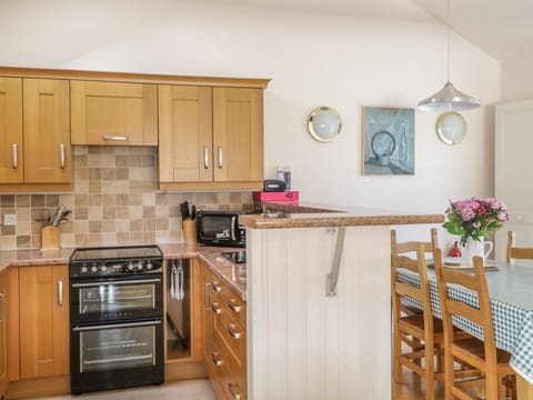Cottage | Private kitchen | Microwave, stovetop, dishwasher, electric kettle