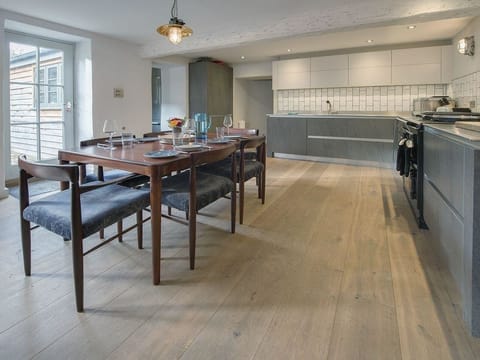 Cottage | Private kitchen | Microwave, stovetop, dishwasher, cookware/dishes/utensils