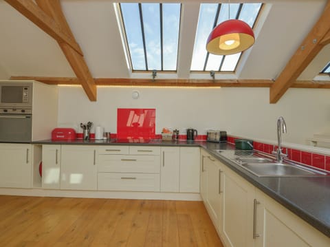 Cottage | Private kitchen | Microwave, stovetop, dishwasher, cookware/dishes/utensils