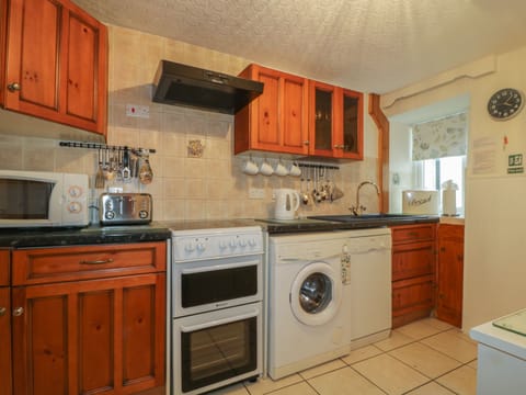 Cottage | Private kitchen | Fridge, microwave, stovetop, dishwasher