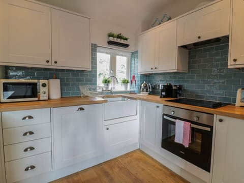 Cottage | Private kitchen | Fridge, oven, stovetop, dishwasher