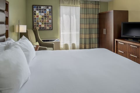 Premium bedding, in-room safe, desk, laptop workspace