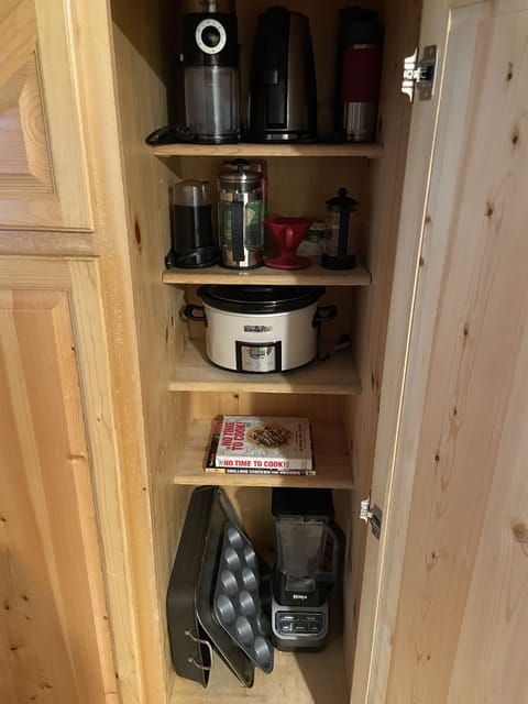 Fully stocked cookware 