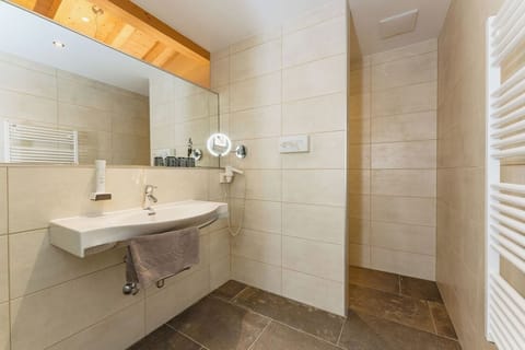 Apartment, 1 Bedroom, Balcony, Mountainside | Bathroom | Separate tub and shower, hair dryer, heated floors, towels