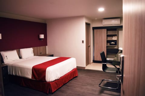 Deluxe Suite | In-room safe, desk, soundproofing, iron/ironing board