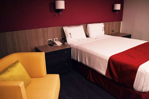 Deluxe Suite | In-room safe, desk, soundproofing, iron/ironing board