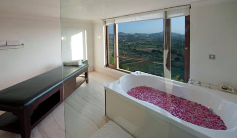 Honeymoon Suite with Jaccuzi | Bathroom | Shower, free toiletries, slippers, towels