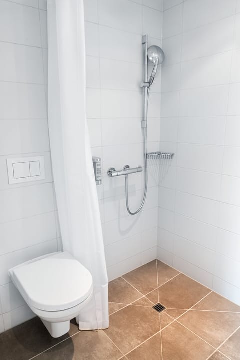 Shower, rainfall showerhead, free toiletries, hair dryer