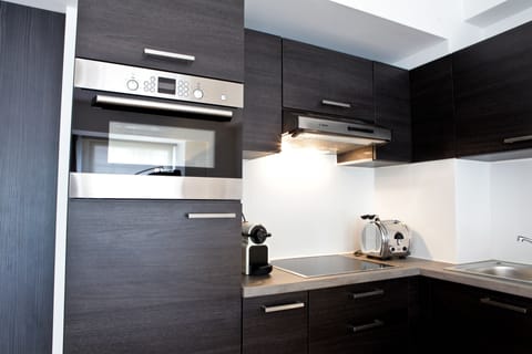 Apartment, Ensuite (Flat Moliere) | Private kitchen | Fridge, microwave, oven, stovetop