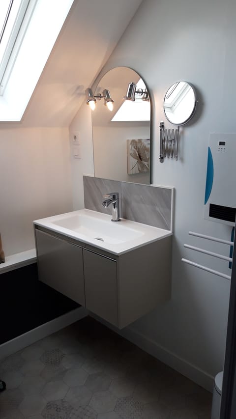 Comfort Cottage | Bathroom | Shower, free toiletries, hair dryer, towels