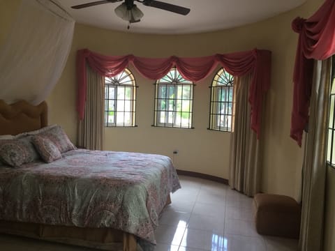 Classic Single Room, 1 Queen Bed | In-room safe, desk, iron/ironing board, free WiFi