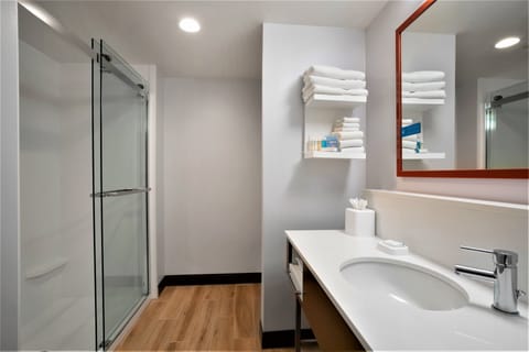 Room, 1 King Bed, Refrigerator & Microwave | Bathroom | Free toiletries, hair dryer, towels, soap