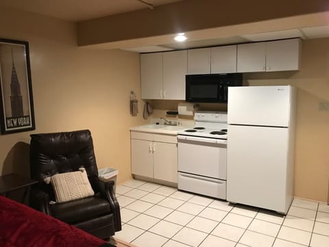 Comfort Apartment, 2 Queen Beds, Non Smoking | Private kitchenette | Cookware/dishes/utensils