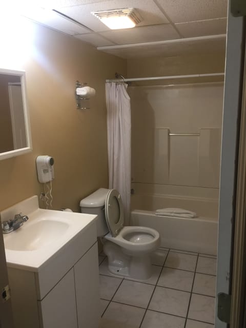 Design Suite, 2 Queen Beds, Non Smoking | Bathroom | Combined shower/tub, towels