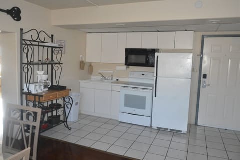 Signature Apartment, 2 Queen Beds, Non Smoking | Private kitchenette | Cookware/dishes/utensils