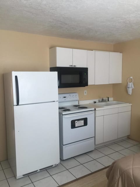 Comfort Apartment, 2 Queen Beds, Non Smoking | Private kitchenette | Cookware/dishes/utensils