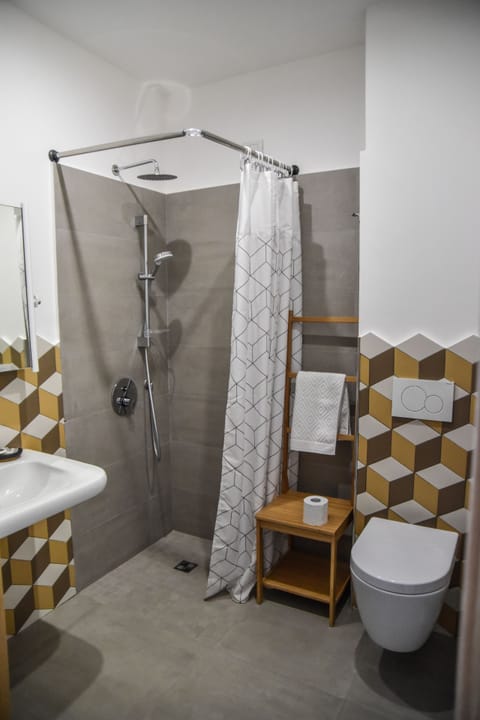 Double or Twin Room | Bathroom | Shower, rainfall showerhead, free toiletries, hair dryer