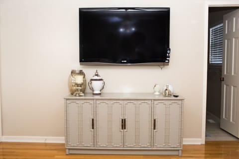 Flat screen in master