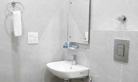 Standard Room | Bathroom | Shower, free toiletries, towels, soap