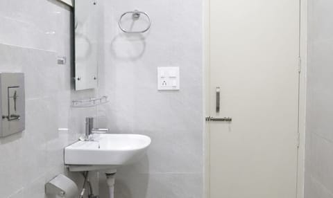 Deluxe Room | Bathroom | Shower, free toiletries, towels, soap