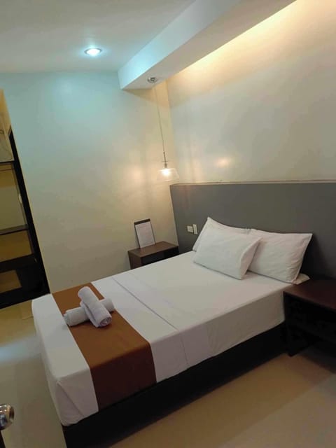 Deluxe Double Room, 1 Bedroom | Desk, bed sheets