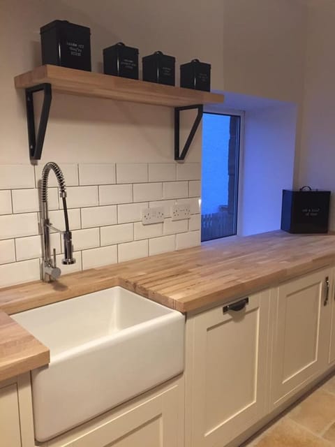 Cottage, 2 Bedrooms | Private kitchen | Fridge, microwave, oven, stovetop