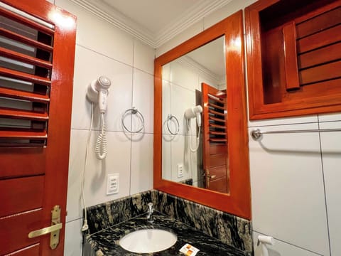 Economy Double Room | Bathroom | Shower, rainfall showerhead, hair dryer, towels