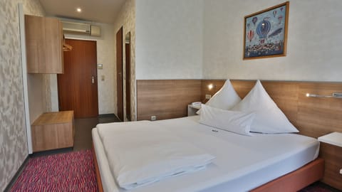 Single Room, 1 Twin Bed | Minibar, desk, rollaway beds, free WiFi