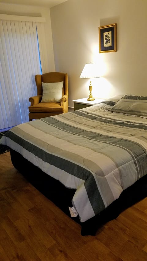 Standard Double Room, 1 Queen Bed, Non Smoking | Individually furnished, desk, free WiFi, bed sheets