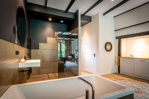 Superior Studio Suite | Desk, free WiFi