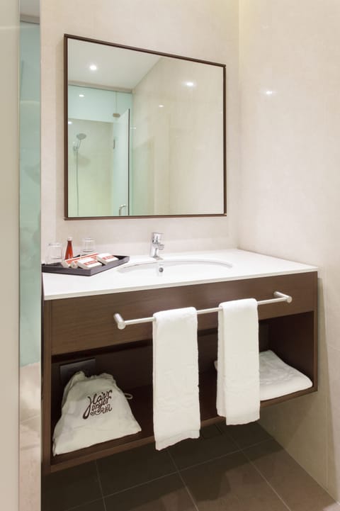 Deluxe King Room | Bathroom | Shower, free toiletries, hair dryer, slippers