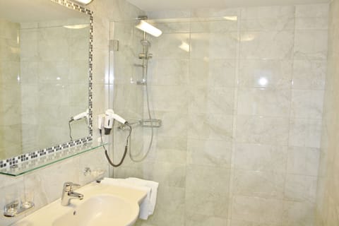 Standard Double Room | Bathroom shower