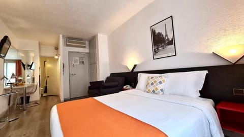 Comfort Double Room, 1 Queen Bed, Microwave | Premium bedding, minibar, in-room safe, laptop workspace