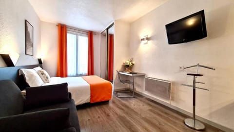 Comfort Double Room, 1 Queen Bed, Microwave | Premium bedding, minibar, in-room safe, laptop workspace