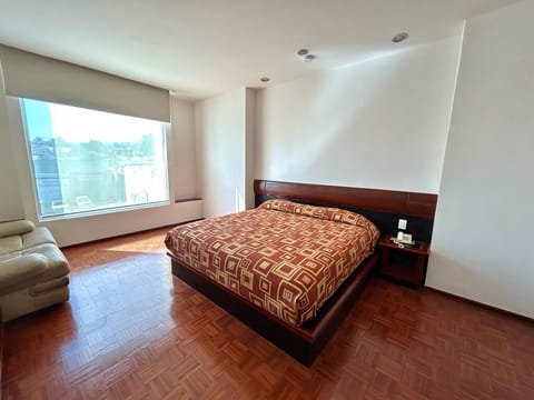 Standard Room | Premium bedding, pillowtop beds, in-room safe, individually furnished