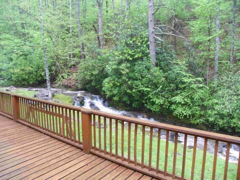Bear Paw Falls, Deck with Creek View