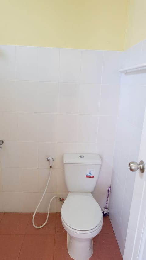 Standard Double Room  | Bathroom | Shower, free toiletries, towels