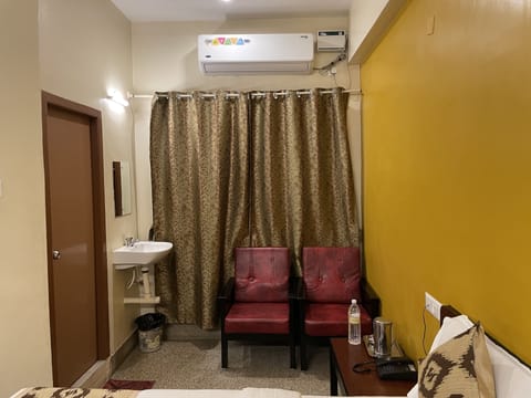 Deluxe Room, 1 Bedroom, Non Smoking, City View (Airconditioned) | Egyptian cotton sheets, premium bedding, pillowtop beds