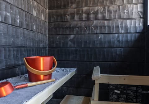 Suite with sauna and jacuzzi | Bathroom | Shower, hair dryer, bidet, towels