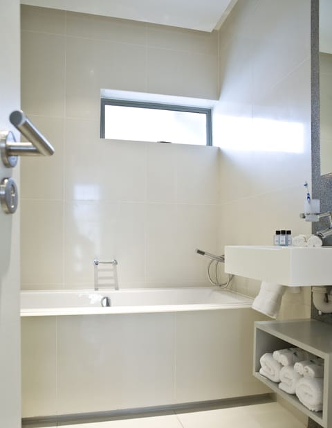 Luxury Suite | Bathroom | Shower, free toiletries, hair dryer, bathrobes