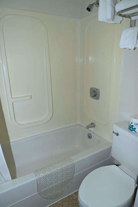 Combined shower/tub, towels