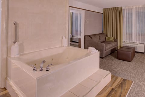 Executive Suite, 1 King Bed | Bathroom | Combined shower/tub, hydromassage showerhead, designer toiletries