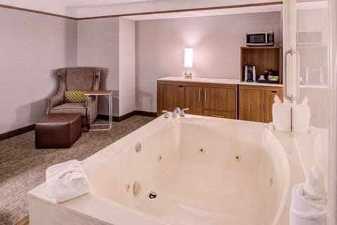 Executive Suite, 1 King Bed | Bathroom | Combined shower/tub, hydromassage showerhead, designer toiletries