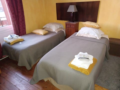 Twin Room | Minibar, iron/ironing board, free WiFi, bed sheets