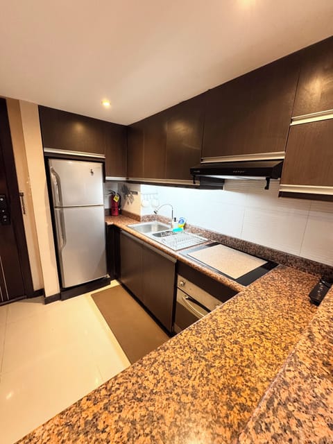 Family Loft | Private kitchen | Full-size fridge, microwave, oven, stovetop